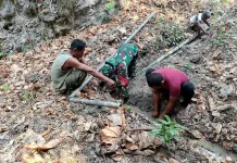 Babinsa Tubyal bersama Warga Lakukan Pembersihan dan Perbaikan Pipa Saluran Air