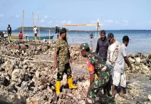 Babinsa Bersama Warga Gotong Royong Bangun Talud Penahan Gelombang