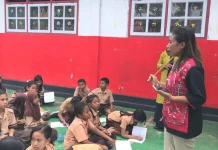 Siswa Kelas 5 SDN 15 Tual Belajar Olah Sampah Jadi Kompos