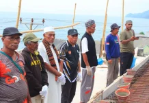 Wawali Tual Ikut Gotong Royong Cor Masjid An-Nur