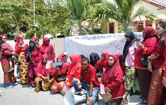 Kasus Pelecehan Diduga Berlarut, Warga Watdek Datangi Polres Malra