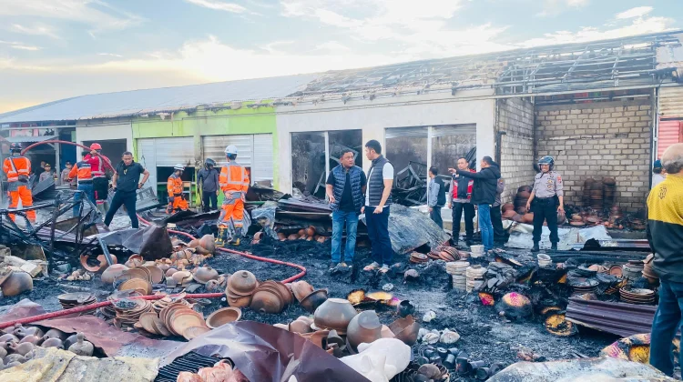 41 Kios Pedagang Gerabah di Tuban Hangus Terbakar
