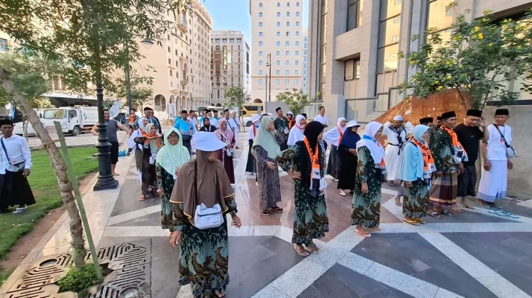 Jemaah Haji Tuban Rutin Senam Pagi dan Cek Kesehatan