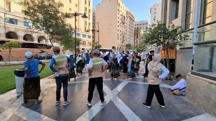 Jemaah Haji Tuban Rutin Senam Pagi dan Cek Kesehatan