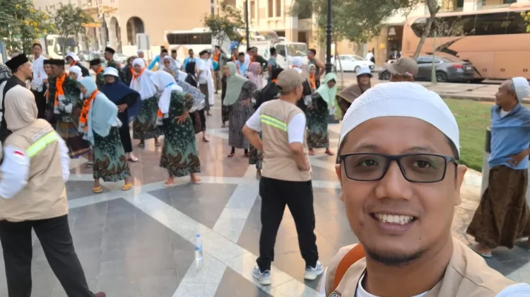 Jemaah Haji Tuban Rutin Senam Pagi dan Cek Kesehatan