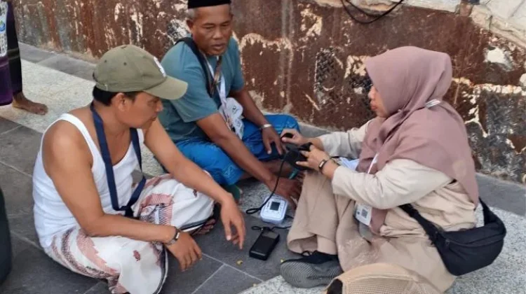 Jemaah Haji Tuban Rutin Senam Pagi dan Cek Kesehatan