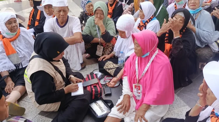 Jemaah Haji Tuban Rutin Senam Pagi dan Cek Kesehatan