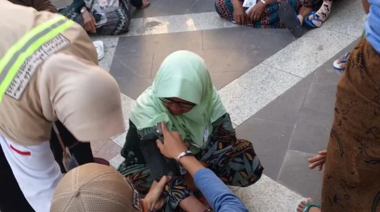Jemaah Haji Tuban Rutin Senam Pagi dan Cek Kesehatan