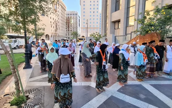 Jemaah Haji Tuban Rutin Senam Pagi dan Cek Kesehatan