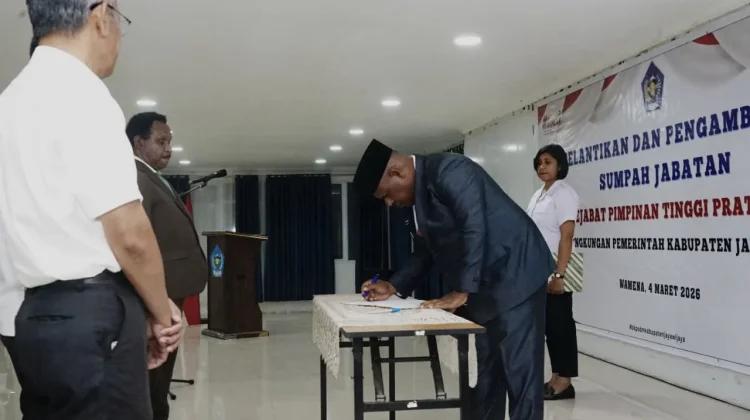 Atenius Murip Resmi Lantik Dua Kepala Dinas