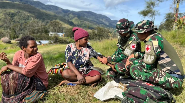 Satgas Yonif 511/DY Berikan Pelayanan Kesehatan Keliling di Kampung Tima