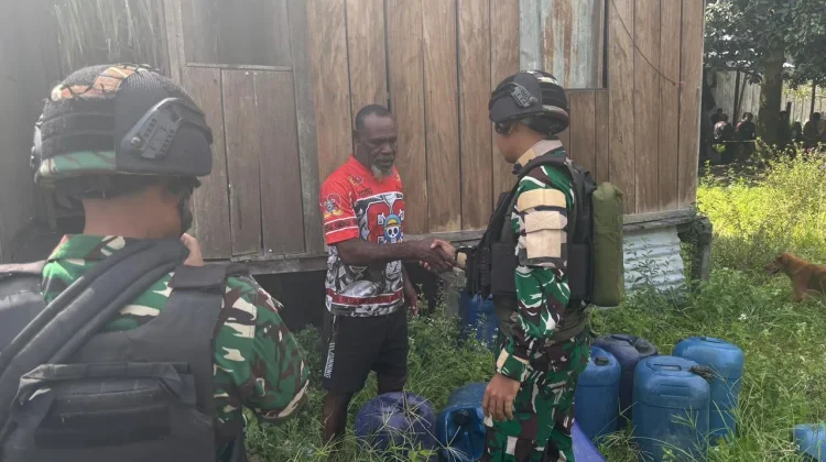 Satgas Yonif 511/DY Perkuat Kemanunggalan Lewat Komsos di Distrik Dabra