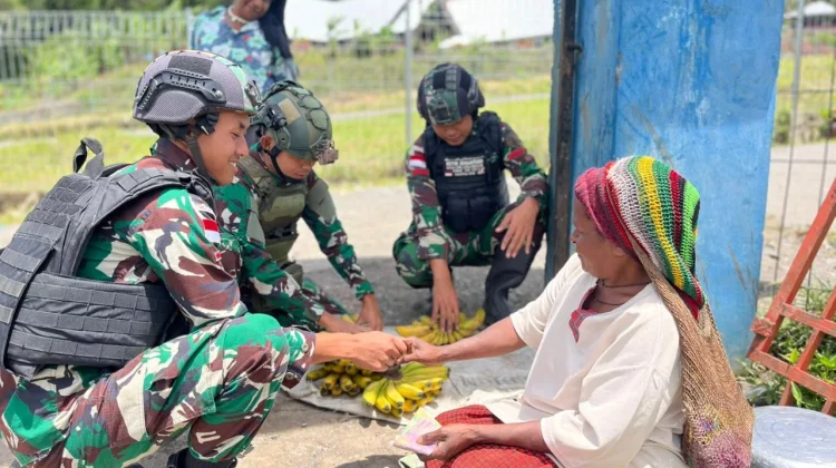 Satgas Yonif 511/DY Borong Hasil Bumi Warga di Kanggime