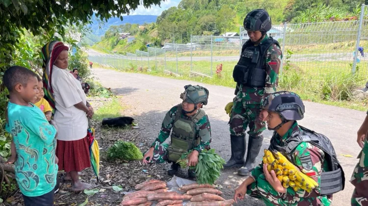 Satgas Yonif 511/DY Borong Hasil Bumi Warga di Kanggime
