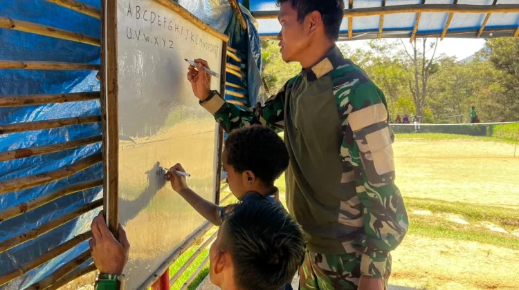 Satgas Yinif 511/DY Pos Tima Gelar Bimbingan Belajar dan Bagikan Alat Tulis