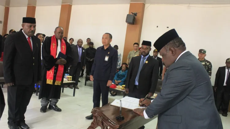 Bupati Lanny Jaya Lantik Tendien Wenda sebagai Sekda Definitif