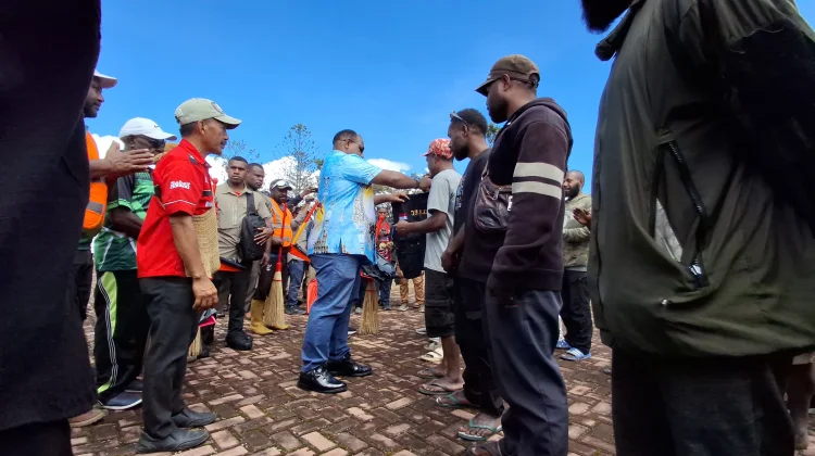Bupati Jayawijaya Berikan Bantuan Bagi UMKM dan Tukang Ojek