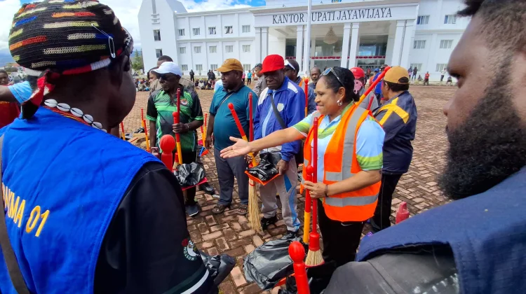 Gandeng Komunitas Ojek, DLH Jayawijaya Laksanakan Program Jumat Bersih