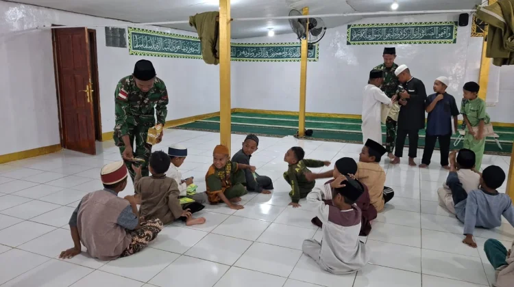 Satgas  Yonif 511/DY Pos Karubaga , bagikan Al-Qur'an Kepada Anak-anak di Karubaga