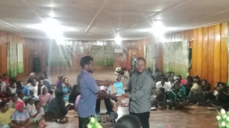 Pegiat Literasi Salurkan Buku Bacaan untuk Pemuda Gereja Baptis Onggeme
