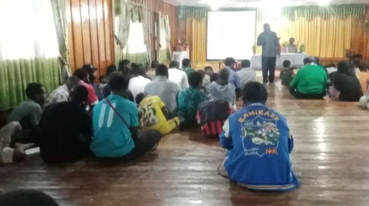 Pegiat Literasi Salurkan Buku Bacaan untuk Pemuda Gereja Baptis Onggeme