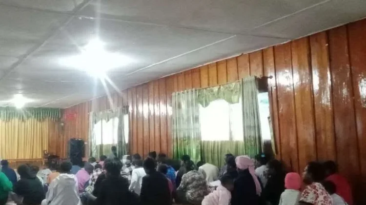 Pegiat Literasi Salurkan Buku Bacaan untuk Pemuda Gereja Baptis Onggeme
