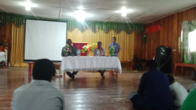 Pegiat Literasi Salurkan Buku Bacaan untuk Pemuda Gereja Baptis Onggeme