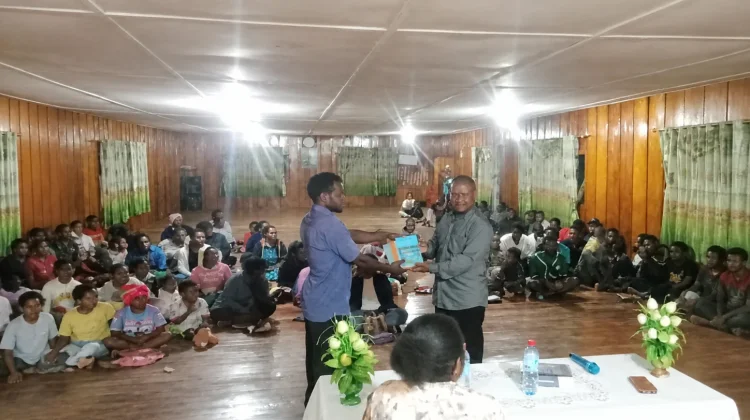 Pegiat Literasi Salurkan Buku Bacaan untuk Pemuda Gereja Baptis Onggeme