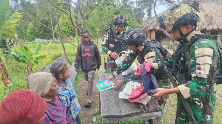 Satgas Pamtas RI–PNG Yonif 511/DY Bagikan Pakaian dan Buku di Desa Lowanom