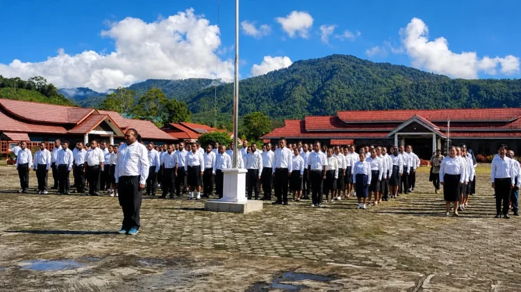Bupati Pegubin Menyerahkan SK PPPK dan CPNS Tahap Ke-2
