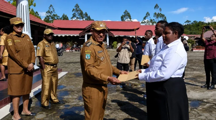 Bupati Pegubin Menyerahkan SK PPPK dan CPNS Tahap Ke-2