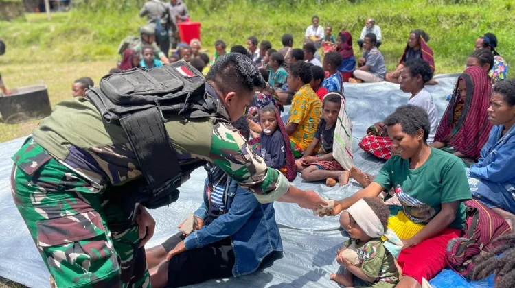 Satgas Yonif 511 Gelar Makan Bersama Gratis Ke-15 di Kampung Tima
