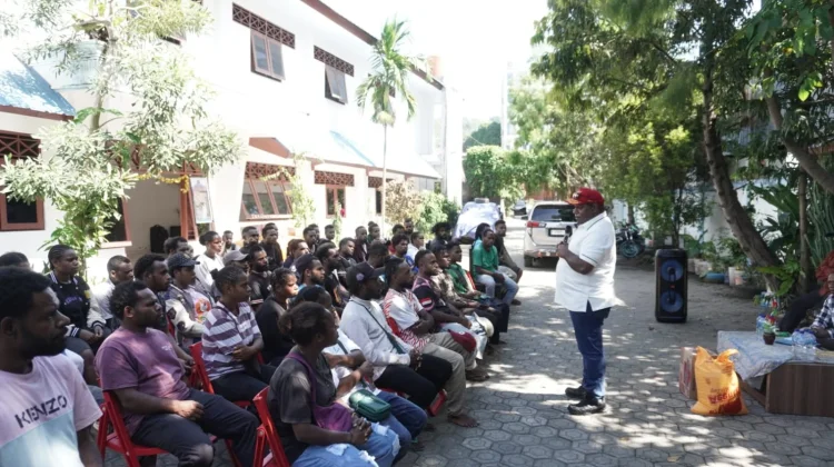 Bupati Jayawijaya Kunjungi Asrama Mahasiswa di Jayapura, Salurkan Sembako