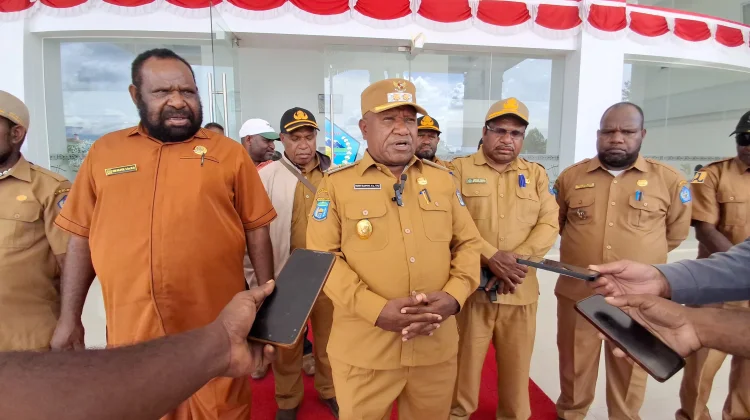 Pemkab Jayawijaya Serahkan Bantuan bagi Dua Kelompok Warga yang Bertikai
