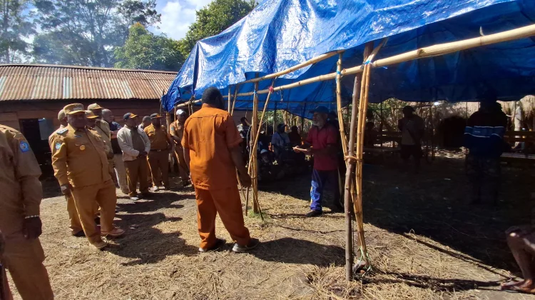 Pemkab Jayawijaya Serahkan Bantuan bagi Dua Kelompok Warga yang Bertikai