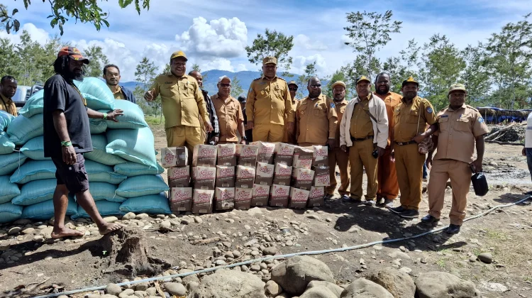 Pemkab Jayawijaya Serahkan Bantuan bagi Dua Kelompok Warga yang Bertikai