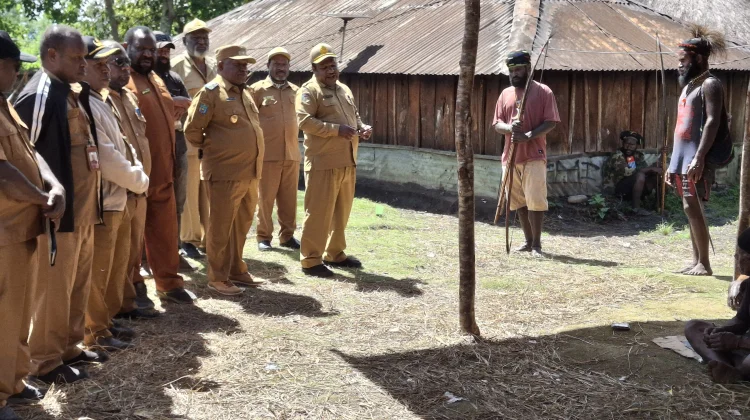 Pemkab Jayawijaya Serahkan Bantuan bagi Dua Kelompok Warga yang Bertikai