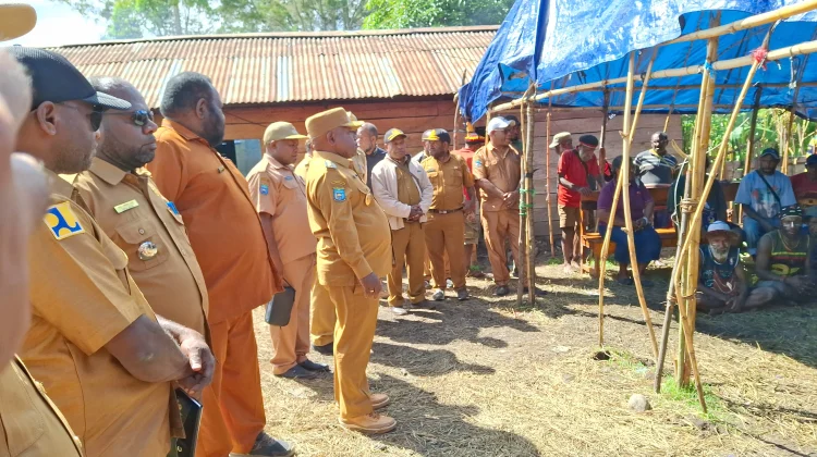 Pemkab Jayawijaya Serahkan Bantuan bagi Dua Kelompok Warga yang Bertikai