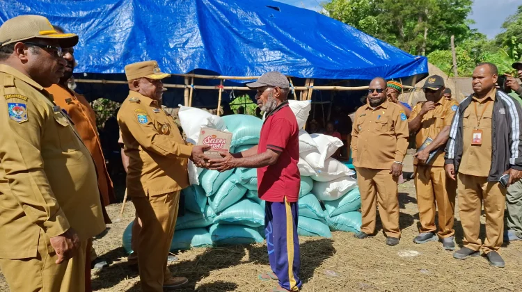 Pemkab Jayawijaya Serahkan Bantuan bagi Dua Kelompok Warga yang Bertikai