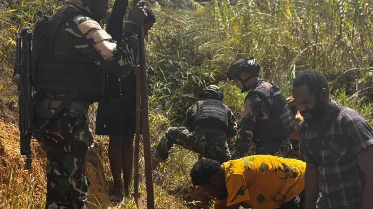 TNI dan Warga Gotong Royong Perbaiki Pipa PLTMH di Lanny Jaya