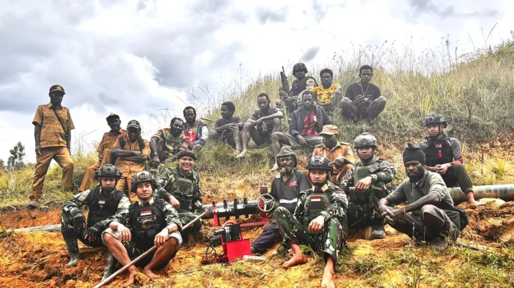 TNI dan Warga Gotong Royong Perbaiki Pipa PLTMH di Lanny Jaya