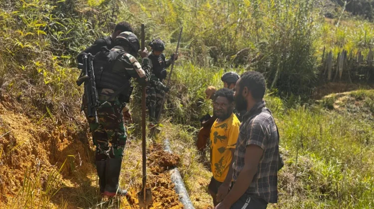 TNI dan Warga Gotong Royong Perbaiki Pipa PLTMH di Lanny Jaya