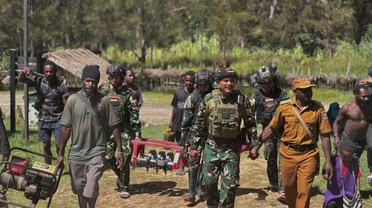 TNI dan Warga Gotong Royong Perbaiki Pipa PLTMH di Lanny Jaya