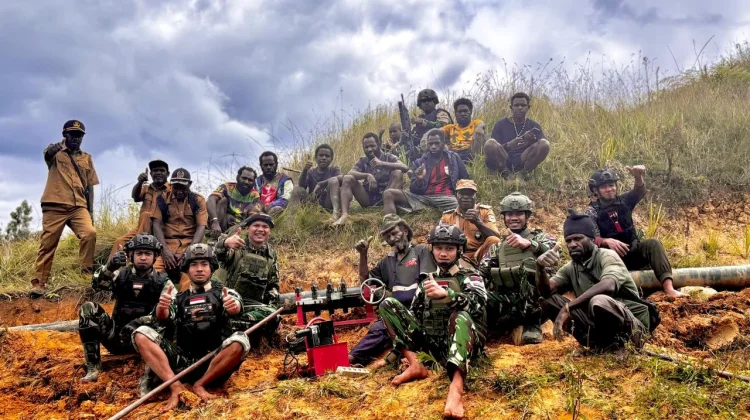 TNI dan Warga Gotong Royong Perbaiki Pipa PLTMH di Lanny Jaya