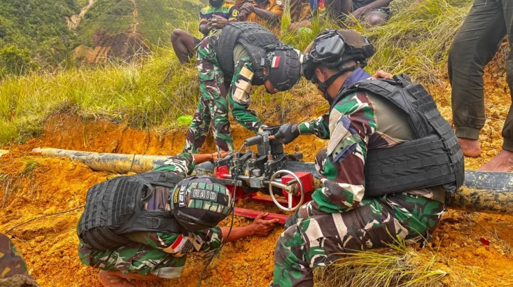 TNI dan Warga Gotong Royong Perbaiki Pipa PLTMH di Lanny Jaya