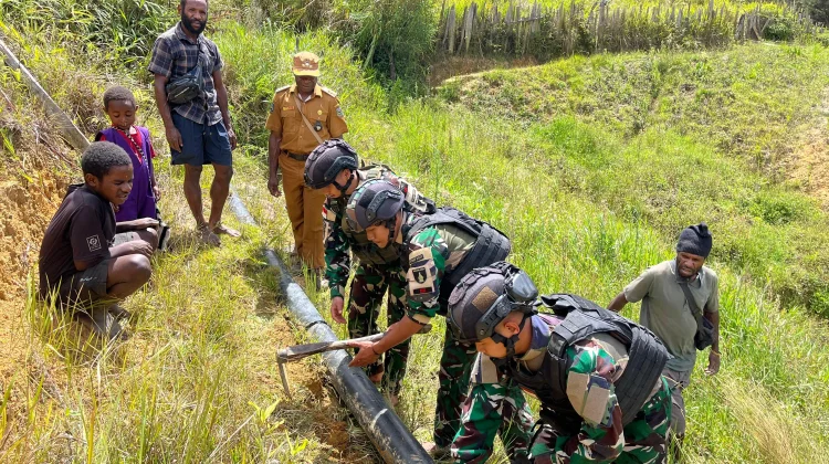 TNI dan Warga Gotong Royong Perbaiki Pipa PLTMH di Lanny Jaya