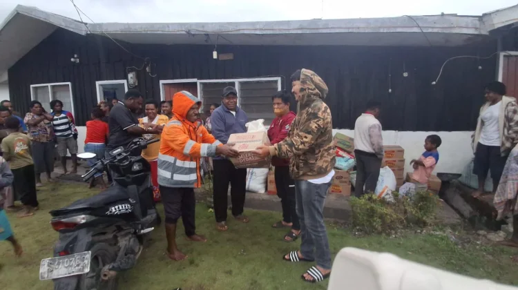 MAMMESA Jayawijaya dan Pemuda Bone Salurkan Bantuan Bagi Pengungsi di Wamena