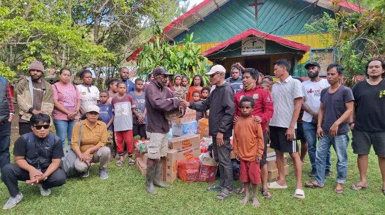 KKSS Papua Pegunungan Serahkan Bantuan bagi Pengungsi di Distrik Maima