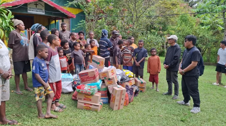 KKSS Papua Pegunungan Serahkan Bantuan bagi Pengungsi di Distrik Maima