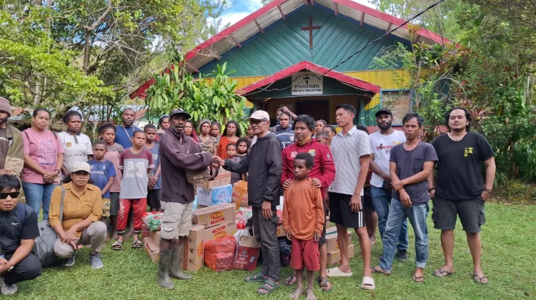 KKSS Papua Pegunungan Serahkan Bantuan bagi Pengungsi di Distrik Maima